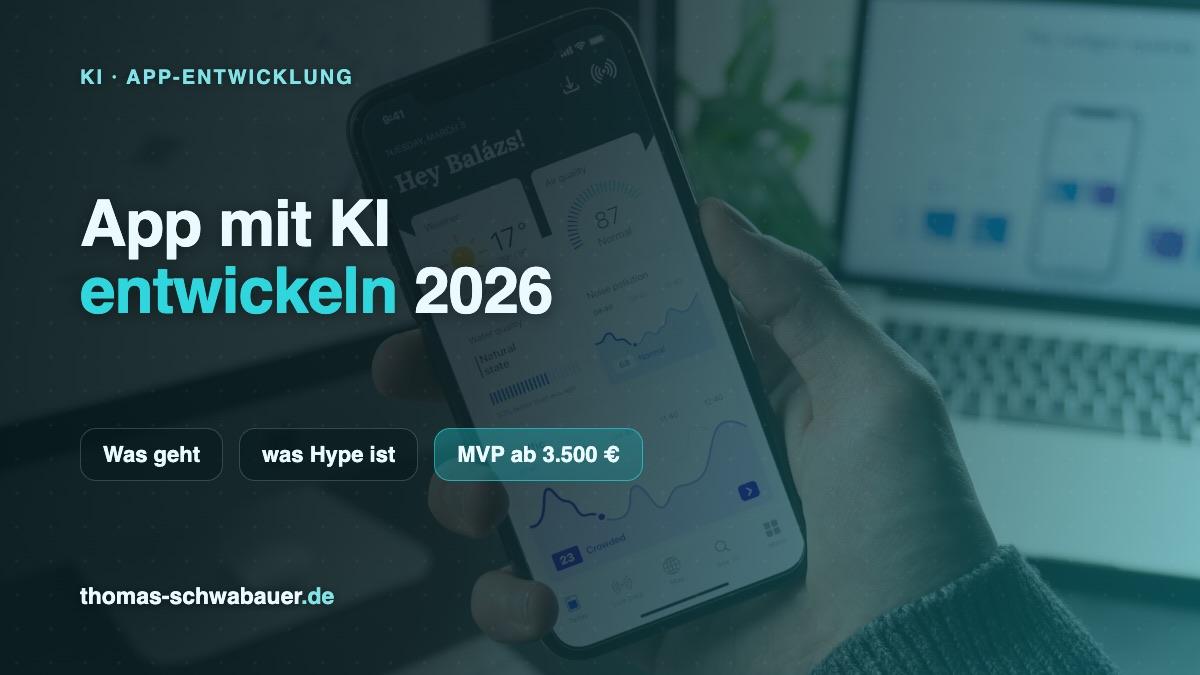 Smartphone mit KI-Chat-Oberfläche vor Code auf einem Monitor