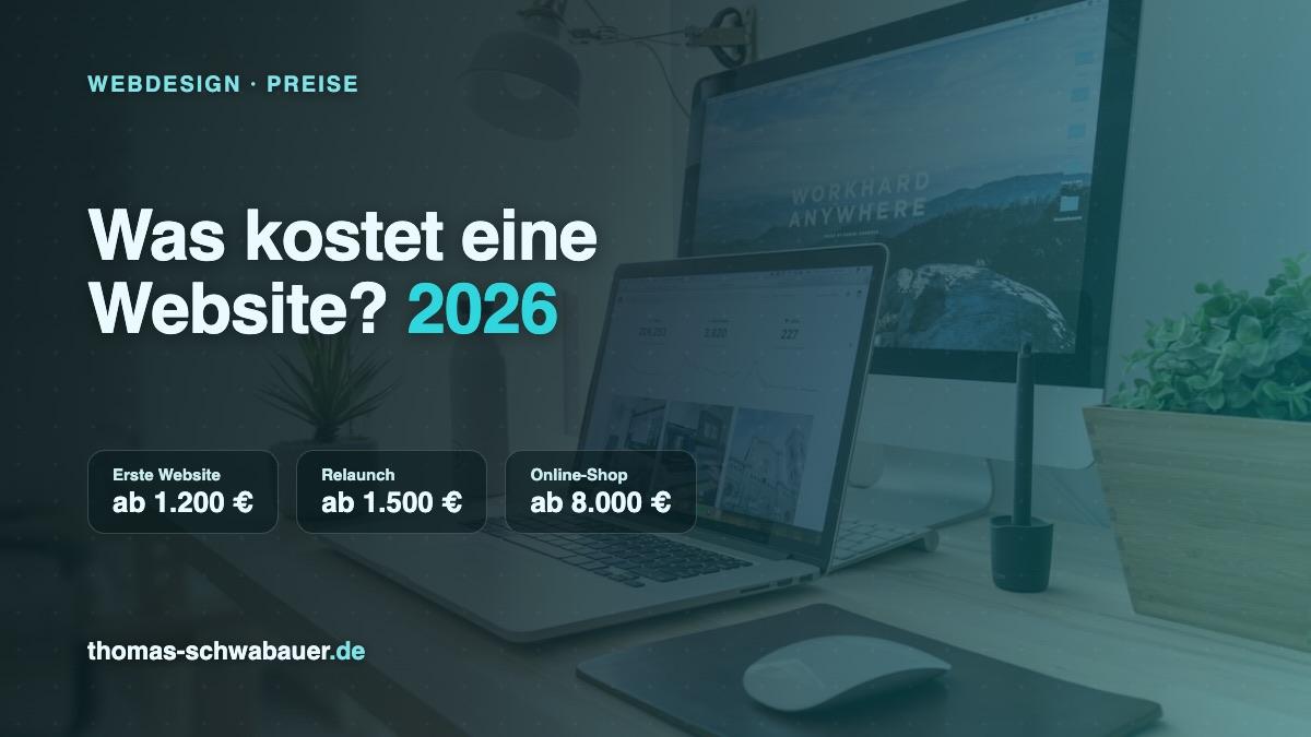 Heller Arbeitsplatz mit Laptop und Monitor, auf denen eine moderne Website und Statistiken zu sehen sind